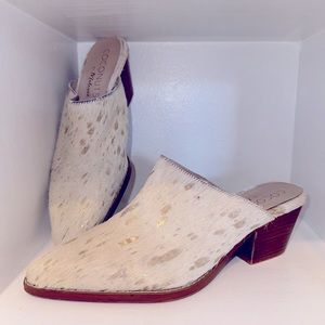 Coconuts by Matisse Women’s size 9 cow hide slip on mules - white and gold wedge